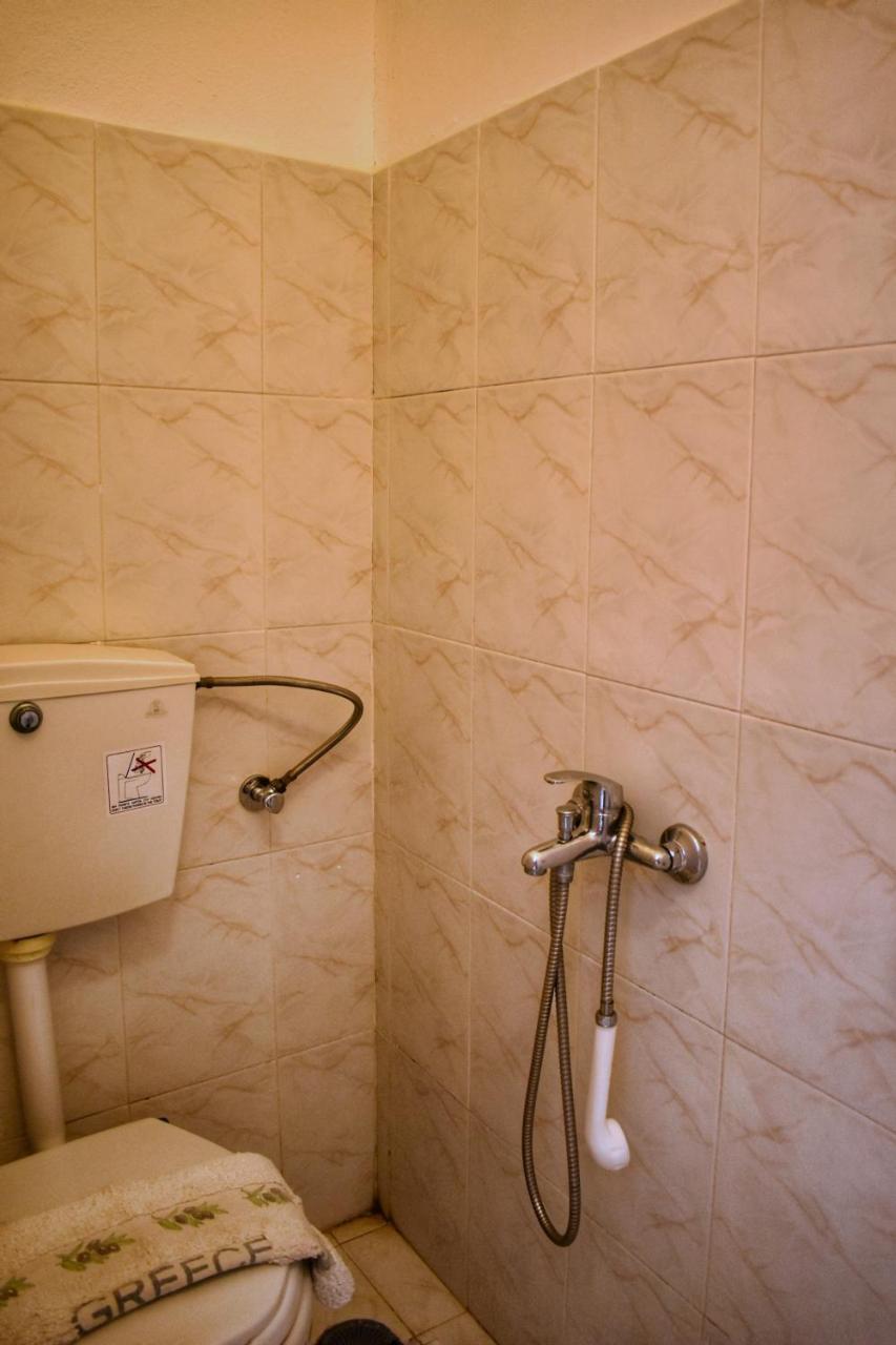 Alisahni Hotel Vari  Bagian luar foto